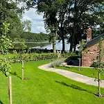 Feriehus Waters Edge, Talkin Tarn, A Luxurious With Stunning Views Over The Tarn *