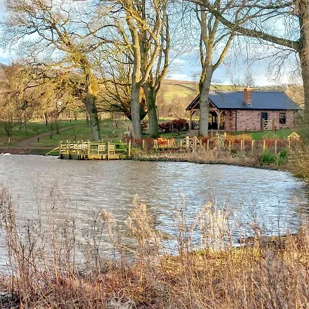 Holiday home Waters Edge, Talkin Tarn, Nr Brampton *