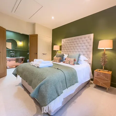 Semesterbostad Waters Edge, Talkin Tarn, A Luxurious With Stunning Views Over The Tarn