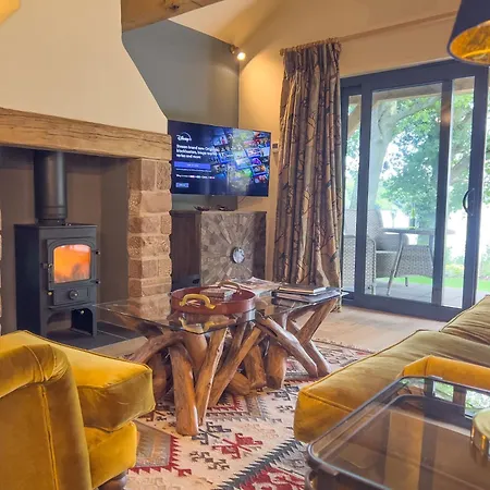 Semesterbostad Waters Edge, Talkin Tarn, A Luxurious With Stunning Views Over The Tarn *