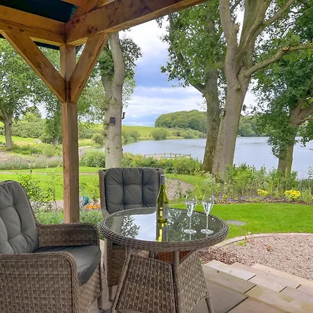 Waters Edge, Talkin Tarn, A Luxurious With Stunning Views Over The Tarn ブランプトン