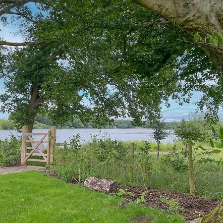 Holiday home Waters Edge, Talkin Tarn, Nr Brampton *