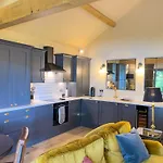 Waters Edge, Talkin Tarn, A Luxurious With Stunning Views Over The Tarn Ferienhaus