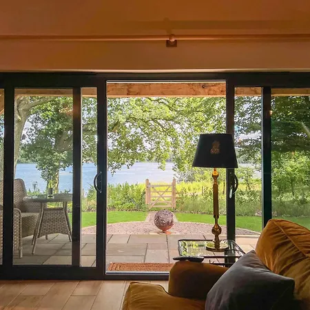 Ferienhaus Waters Edge, Talkin Tarn, A Luxurious With Stunning Views Over The Tarn